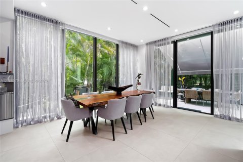 House in Sunny Isles Beach, Florida 5 bedrooms, 351.08 sq.m. № 2421991 - photo 4