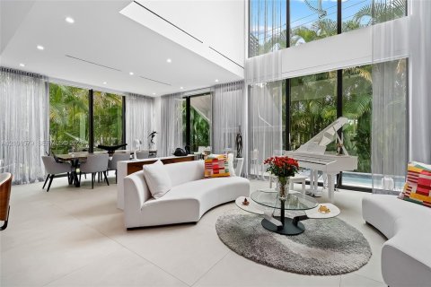 House in Sunny Isles Beach, Florida 5 bedrooms, 351.08 sq.m. № 2421991 - photo 2
