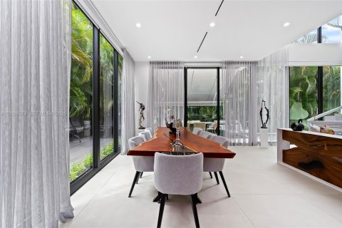House in Sunny Isles Beach, Florida 5 bedrooms, 351.08 sq.m. № 2421991 - photo 5