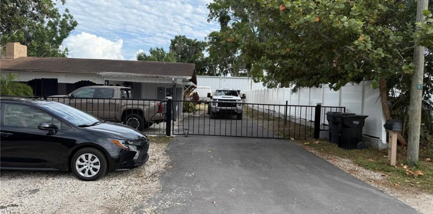 Commercial property in Tampa, Florida 118.17 sq.m. № 2093645