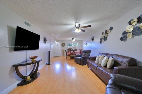 Condo in Pembroke Pines, Florida, 1 bedroom  № 1868397 - photo 10