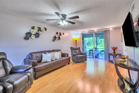 Condo in Pembroke Pines, Florida, 1 bedroom  № 1868397 - photo 9