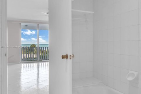 Condo in Key Biscayne, Florida, 3 bedrooms № 2060149 - photo 17