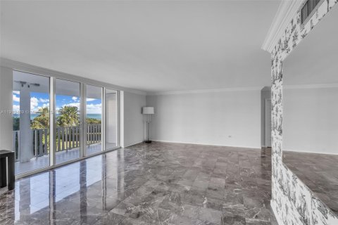 Condo in Key Biscayne, Florida, 3 bedrooms № 2060149 - photo 8