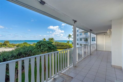 Condo in Key Biscayne, Florida, 3 bedrooms № 2060149 - photo 2