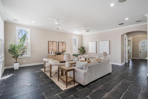 House in Tampa, Florida 5 bedrooms, 390.56 sq.m. № 1884808 - photo 10
