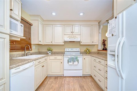 Condo in Saint Petersburg, Florida, 2 bedrooms  № 1815750 - photo 9