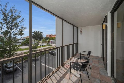 Condo in Indian Shores, Florida, 2 bedrooms  № 2110646 - photo 29