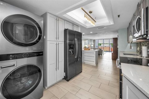 Condo in Indian Shores, Florida, 2 bedrooms  № 2110646 - photo 25