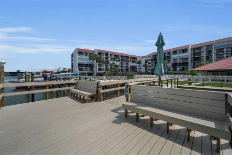 Condo in Indian Shores, Florida, 2 bedrooms  № 2110646 - photo 9