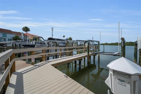 Condo in Indian Shores, Florida, 2 bedrooms  № 2110646 - photo 13