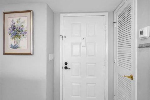 Condo in Indian Shores, Florida, 2 bedrooms  № 2110646 - photo 17