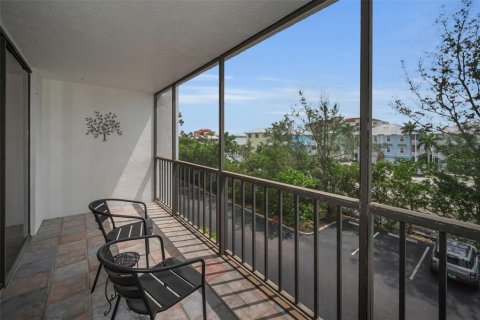 Condo in Indian Shores, Florida, 2 bedrooms  № 2110646 - photo 28
