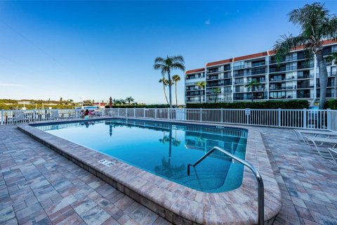 Condo in Indian Shores, Florida, 2 bedrooms  № 2110646 - photo 7