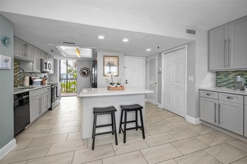 Condo in Indian Shores, Florida, 2 bedrooms  № 2110646 - photo 22