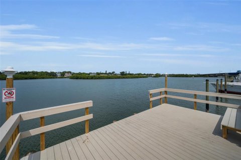 Condo in Indian Shores, Florida, 2 bedrooms  № 2110646 - photo 15