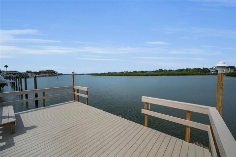 Condo in Indian Shores, Florida, 2 bedrooms  № 2110646 - photo 14