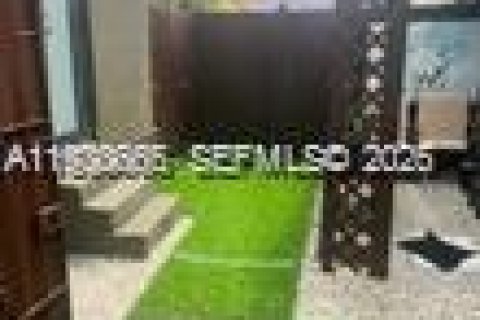 Propiedad comercial en venta en Miami, Florida, 283.44 m2 № 2054695 - foto 17