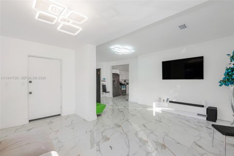 Villa ou maison à vendre à North Miami Beach, Floride: 3 chambres, 145.02 m2 № 1998946 - photo 3