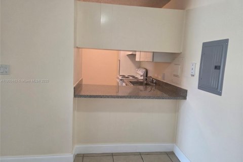 Condominio en alquiler en Miami, Florida, 1 dormitorio, 69.68 m2 № 1951957 - foto 5