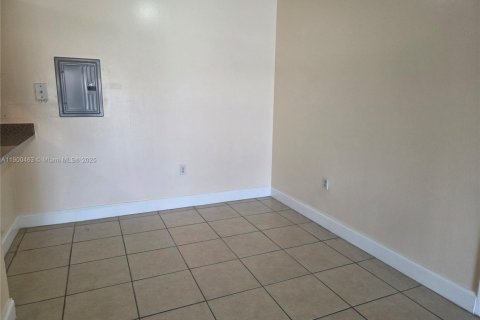 Condominio en alquiler en Miami, Florida, 1 dormitorio, 69.68 m2 № 1951957 - foto 4