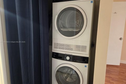 Condominio en alquiler en Miami, Florida, 1 dormitorio, 69.68 m2 № 1951957 - foto 10
