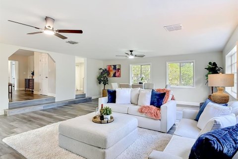House in New Smyrna Beach, Florida 4 bedrooms, 235.04 sq.m. № 2286967 - photo 3