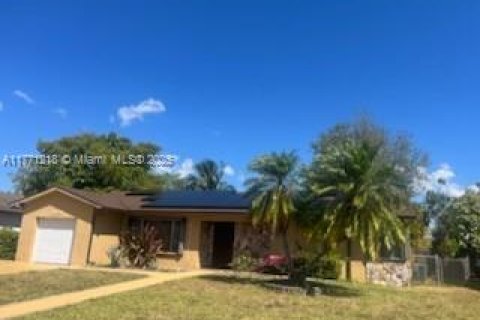 House in Miami, Florida 3 bedrooms, 175.31 sq.m. № 1693213 - photo 1