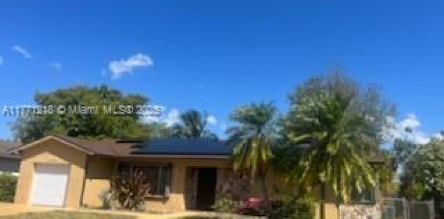 House in Miami, Florida 3 bedrooms, 175.31 sq.m. № 1693213