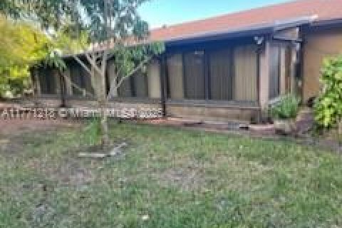 House in Miami, Florida 3 bedrooms, 175.31 sq.m. № 1693213 - photo 25