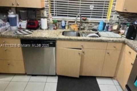 House in Miami, Florida 3 bedrooms, 175.31 sq.m. № 1693213 - photo 17