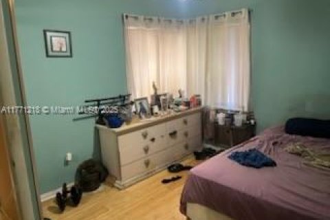 House in Miami, Florida 3 bedrooms, 175.31 sq.m. № 1693213 - photo 23