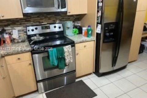 House in Miami, Florida 3 bedrooms, 175.31 sq.m. № 1693213 - photo 16