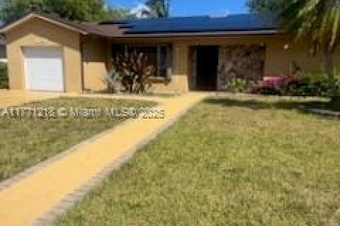 House in Miami, Florida 3 bedrooms, 175.31 sq.m. № 1693213 - photo 3