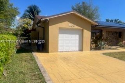 House in Miami, Florida 3 bedrooms, 175.31 sq.m. № 1693213 - photo 9