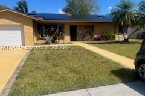 House in Miami, Florida 3 bedrooms, 175.31 sq.m. № 1693213 - photo 2