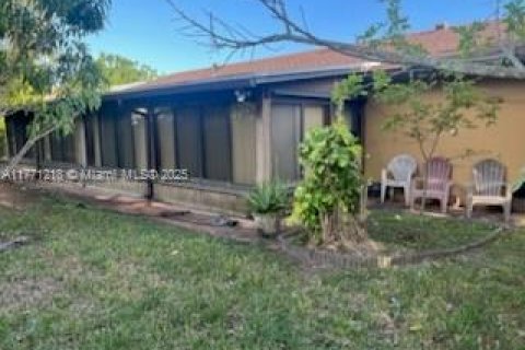 House in Miami, Florida 3 bedrooms, 175.31 sq.m. № 1693213 - photo 26