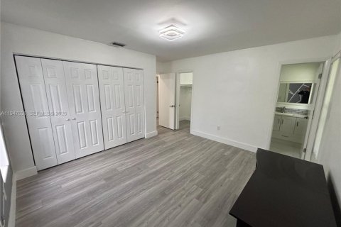 House in Miami, Florida 3 bedrooms, 127 sq.m. № 2003925 - photo 23