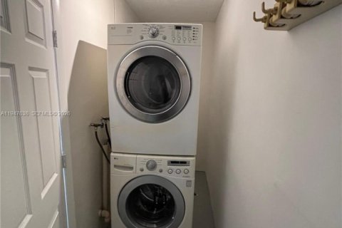 House in Miami, Florida 3 bedrooms, 127 sq.m. № 2003925 - photo 19