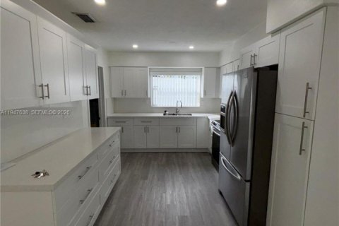 House in Miami, Florida 3 bedrooms, 127 sq.m. № 2003925 - photo 15