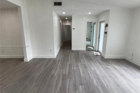 House in Miami, Florida 3 bedrooms, 127 sq.m. № 2003925 - photo 9