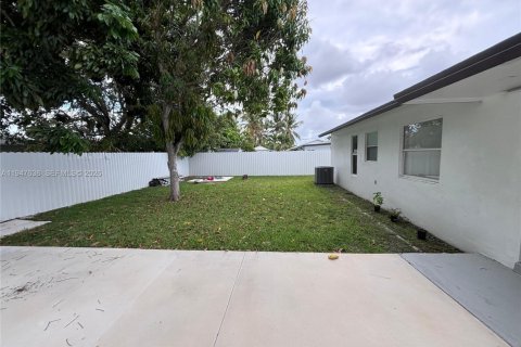 House in Miami, Florida 3 bedrooms, 127 sq.m. № 2003925 - photo 6