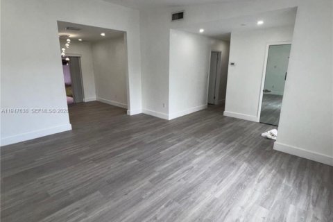 House in Miami, Florida 3 bedrooms, 127 sq.m. № 2003925 - photo 13