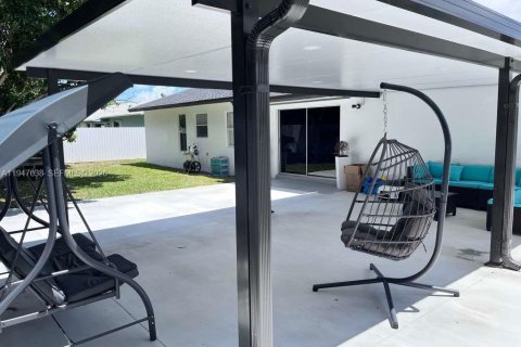 House in Miami, Florida 3 bedrooms, 127 sq.m. № 2003925 - photo 8