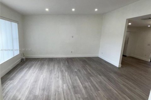 House in Miami, Florida 3 bedrooms, 127 sq.m. № 2003925 - photo 12