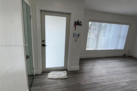 House in Miami, Florida 3 bedrooms, 127 sq.m. № 2003925 - photo 14