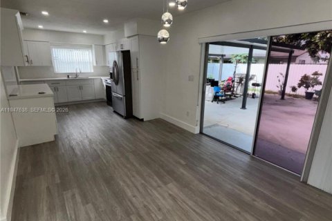 House in Miami, Florida 3 bedrooms, 127 sq.m. № 2003925 - photo 5