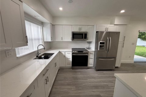 House in Miami, Florida 3 bedrooms, 127 sq.m. № 2003925 - photo 2