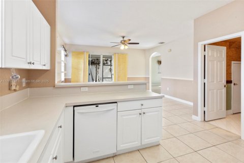 House in Cutler Bay, Florida 4 bedrooms, 199.46 sq.m. № 1863035 - photo 8