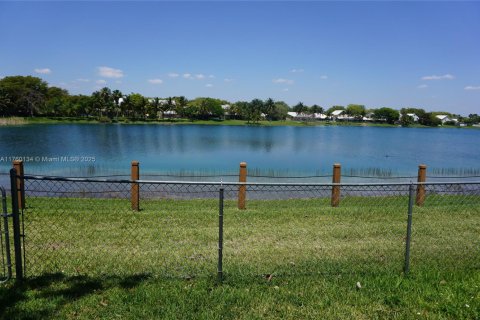 House in Cutler Bay, Florida 4 bedrooms, 199.46 sq.m. № 1863035 - photo 2